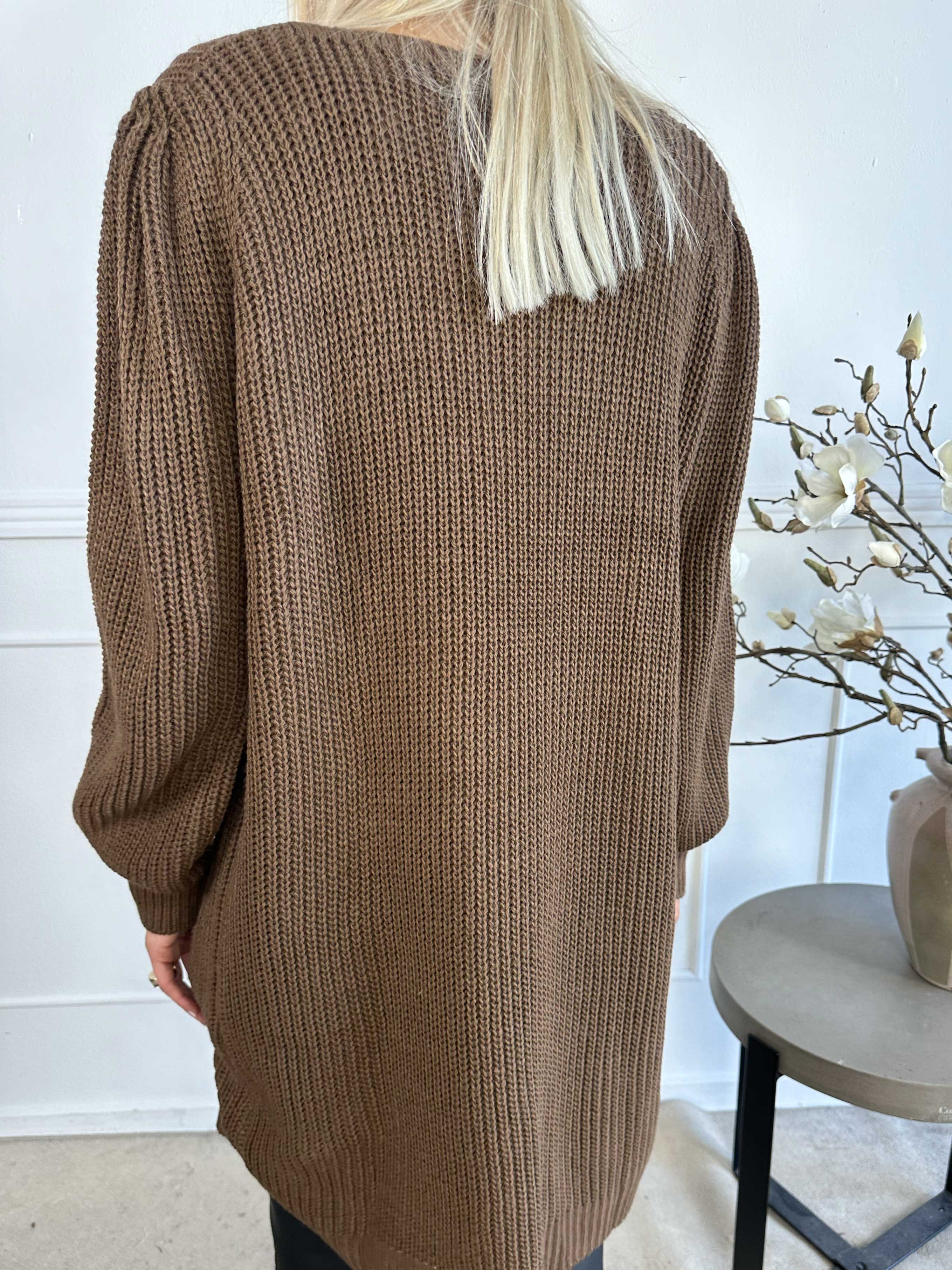 Dajana - Sød strikkjole med ballonærmer